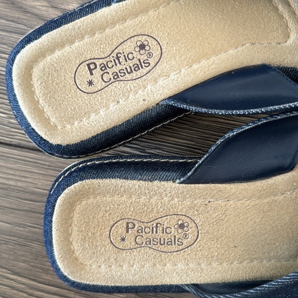 Denim
Sandals size 8 - Picture 13 of 13
